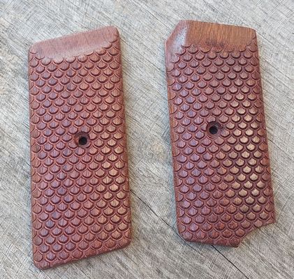 wood grips with u-style checkering